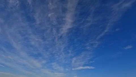 Cute big bright clouds in the blue sky bg - photo of nature Foto stock