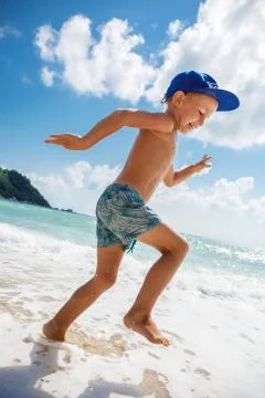 Cute boy is having fun on the beach Stock-Fotos