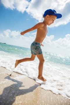 Cute boy is having fun on the beach Stock-Fotos