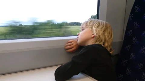 Cute boy looking out of the train window. Vídeos de archivo 113230785