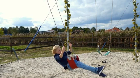 Cute boy on a swing. Vídeos de archivo 118898689