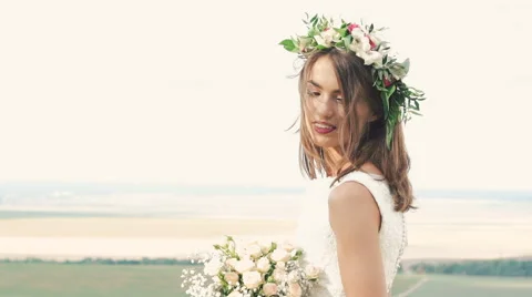 Cute bride standing in the fields. Slowly 動画素材 67519121