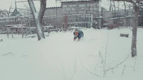 Cute brown cocker spaniel wearing a winter jacket running fast through deep snow Vídeos de archivo 329422688