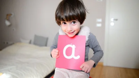 Cute caucasian child learns to write with Montessori letters 스톡 동영상 124945315