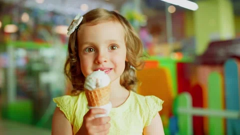 A cute child eats ice cream on a hot summer day at the mall. Stock-Footage 199429826