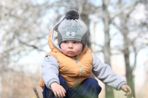 Cute child walking in the leafless spring park Foto stock