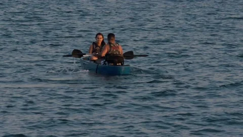 Cute couple on a active date on a rowing boat in Paranoa lake, Brasilia, Vídeo Stock 210467436