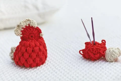 Cute crochet easter chicken. handmade toy. holiday decoration Foto stock