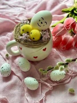 Cute Easter Composition with Chicks and Tulips Foto stock