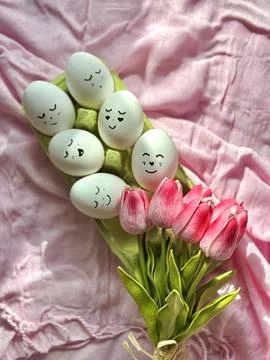 Cute Easter Eggs and Tulip Bouquet Foto stock