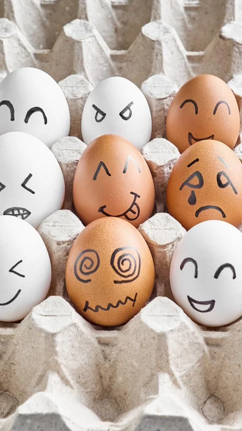 Cute eggs with funny faces. Happy easter concept. Vertical video. Stop motion. Video stock 304552013