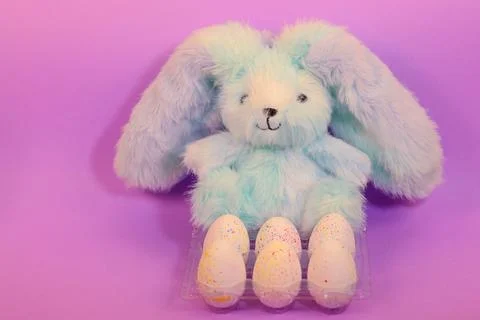 Cute fluffy Easter bunny with colourful Easter eggs 库存照片