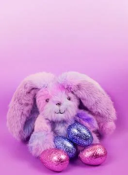 Cute fluffy Easter bunny with colourful Easter eggs Foto stock