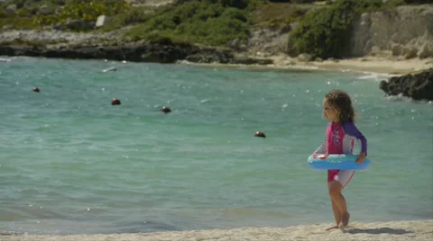 Cute girl on beach Vídeo Stock 22994672