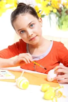 Cute girl decorating Easter eggs Foto stock