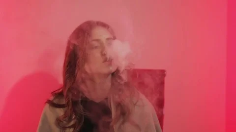Cute girl hovering vaporizer 스톡 동영상 83795470