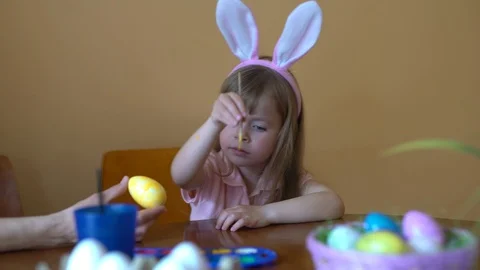 Cute girl paints an Easter egg. Stock Footage 105074505