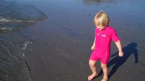 Cute girl playing on beach Video stock 1089403