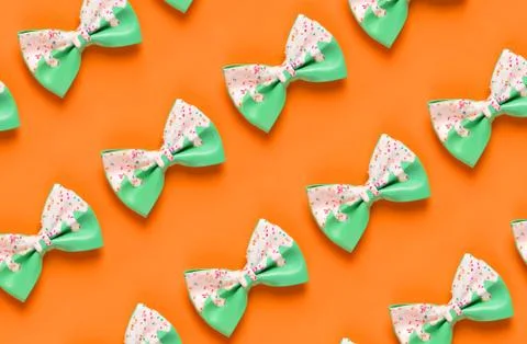 Cute hair bow pattern on bright background, flat lay Foto stock