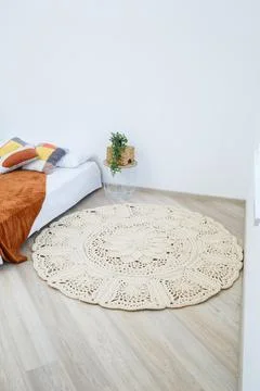 Cute homemade knitted pattern of thick threads made by hand: a handmade rug m Foto stock