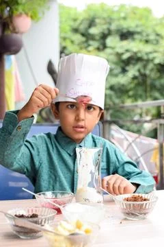Cute Indian chef boy preparing sundae dish as a part of non fire cooking wh.. 스톡 사진