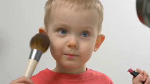 Cute kid playing with mom's cosmetics Видео 104090185
