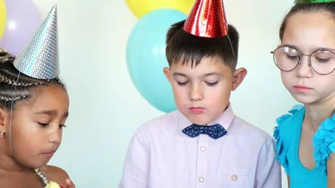 Cute little boy with friends eats tasty snacks at birthday Vídeos de archivo 137503274