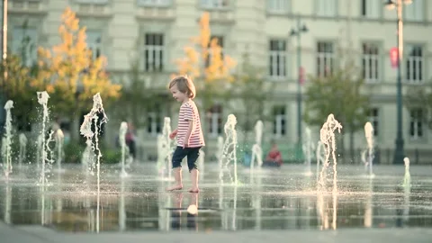 Cute little boy having fun with water in city fountain. Vídeo Stock 279128094