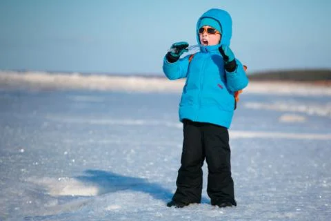 Cute little boy having fun on winter beach Foto stock