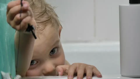 Cute little boy playing in the bathroom, catching fish Vidéo 130761024