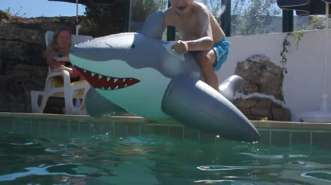 Cute little boy playing in the pool on summer vacation Vídeo Stock 32936276