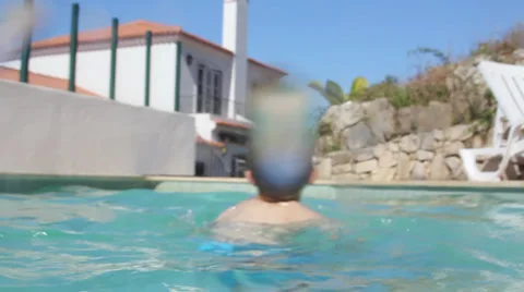 Cute little boy playing in the pool on summer vacation Vídeos de archivo 32936299