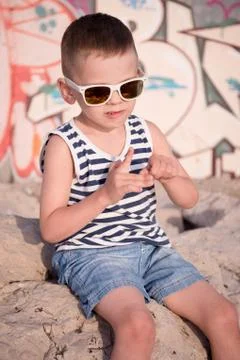 Cute little boy pulls out a splinter from his finger 스톡 사진
