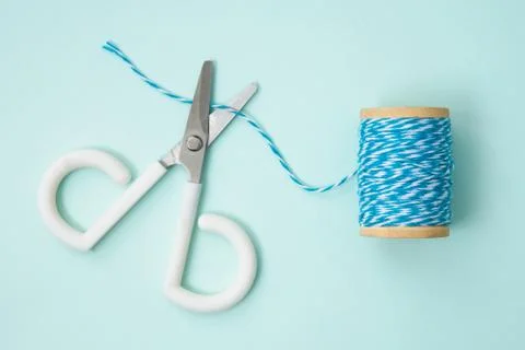 A cute little pair of scissors that try to cut thread. Foto stock