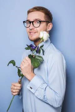 Cute nerd with a white rose. Date, birthday, Valentine Foto stock