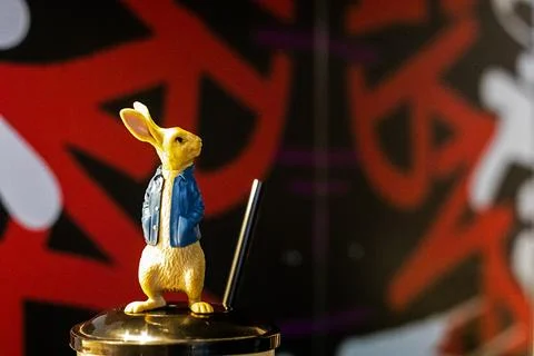 Cute rabbit in a blue jacket on a cocktail glass. family party Foto stock