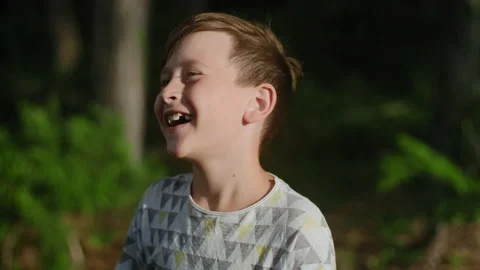 Cute smiling boy 9 years old laughing. Vídeo Stock 135319687