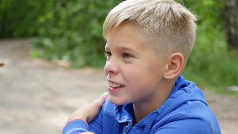Cute smiling boy playing in the Park with his brother Vidéo 79820938