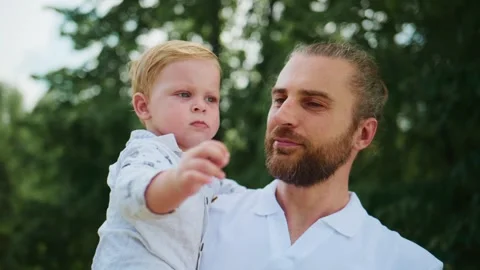 Cute toddler explores world with dad support Vidéo 340884801