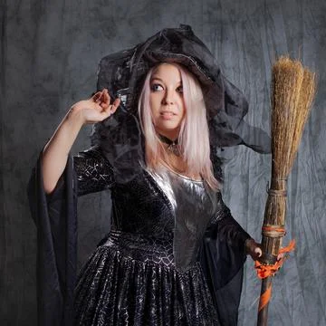 Cute witch with a broom, preparing to fly to the sabbath. Foto stock