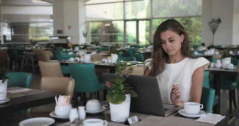 Cute woman using notebook in cafe Video stock 95936770