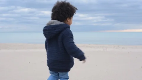 Cute young black boy running on beach 库存影片 88956434