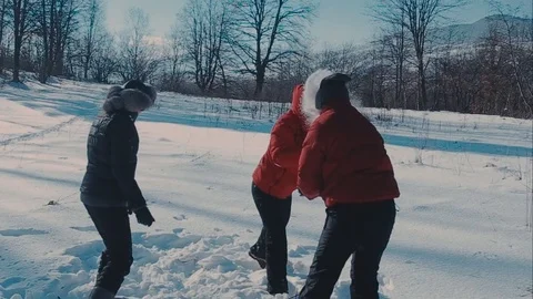 Cute young hipster couple having fun in winter park on a bright day hugging each Stock Footage 72409861