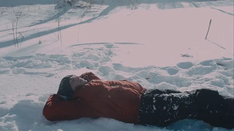 Cute young hipster couple having fun in winter park on a bright day hugging each 库存影片 72410603