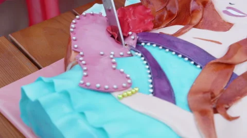 Cuting Kids cake 動画素材 39983207