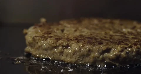 The cutlet for burger is grilled 库存影片 168979866