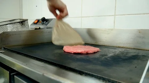 The cutlet is grilled 動画素材 99284528