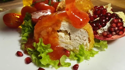 Cutlet, pouring ketchup Video stock 83447493