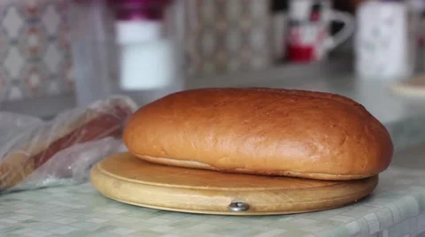 Cuts bread with a knife Vidéo 65172519