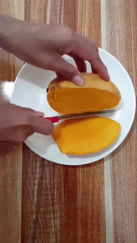 Cuts the mango into pieces. Stock Footage 327891999